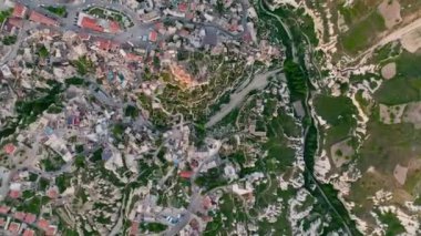 Hindi. İnsansız hava aracı inanılmaz kaya oluşumlarının üzerinde uçuyor. Muhteşem bir manzara..