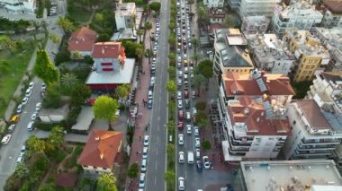 Şehrin üzerinde renkli günbatımı