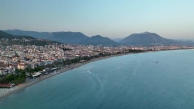 Şehrin üzerinde renkli günbatımı