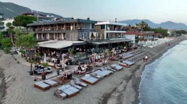 Şehrin üzerinde renkli günbatımı