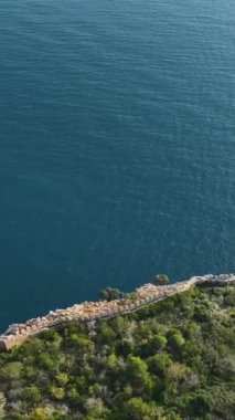 Drone, bu dikey videoda deniz ufkunda eski bir kalenin ve korsan gemilerinin çarpıcı görüntülerini yakalıyor..
