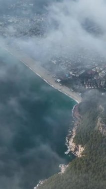 Bu dikey video sizi büyüleyici güzelliğinin üzerinde bir hava yolculuğuna çıkarırken Alanyas antik kalesinin Akdeniz mucizesine hayret edin..