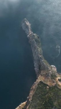 Bu dikey videoda Alanyas antik kalesinin ve büyüleyici Akdeniz sahilinin hayranlık uyandıran hava görüntülerine hayran olmaya hazır olun..