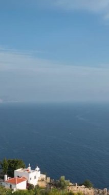 Alanyas antik kalesi üzerindeki büyüleyici bulutlu panorama, bu dikey videoda Akdeniz kıyılarının gerçekliğini vurguluyor..