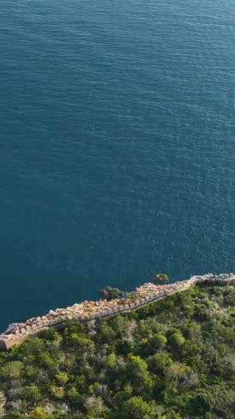 Dron Zachycuje Ohromující Záběry Staré Pevnosti Pirátských Lodí Mořském Horizontu — Stock video