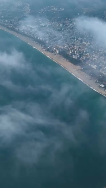 魅惑的な地中海の海岸線を紹介するこの垂直ビデオでは パノラマの空中の視点からアラニヤの古代要塞の美しさを体験してください — ストック動画