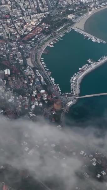 在这个垂直的视频中 当你在阿拉尼亚斯古堡和地中海沿岸迷人的真实地点上空翱翔时 你可以捕捉到多云天气的大气之美 — 图库视频影像