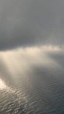 Bu eşsiz ve büyüleyici çekimler ile bu dikey videoda, parlayan Akdeniz Suları üzerinde nefes kesen bir günbatımında bulutların gökyüzünü boyadığı dramayı izleyin..