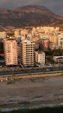 Kendinizi bu dikey videoda Akdeniz kıyısındaki bir şehrin çarpıcı panoramik görüntüsüne daldırın..