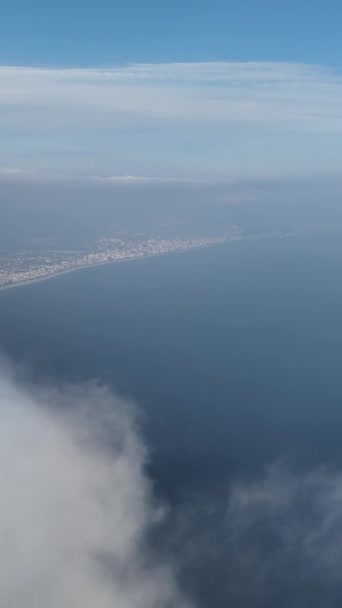 Dikey Videoda Büyüleyici Akdeniz Kıyısı Boyunca Otantik Bir Deniz Tatili — Stok video