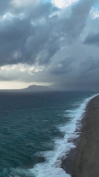 Geniet Van Sereniteit Van Een Bewolkte Zonsondergang Boven Rustige Wateren — Stockvideo