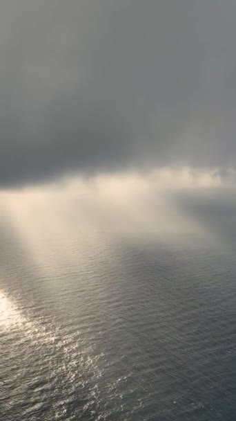 この垂直ビデオでは 地中海の輝く夕日の間に雲が空を描き ユニークで魅力的なショットでドラマが展開するのを目撃してください — ストック動画