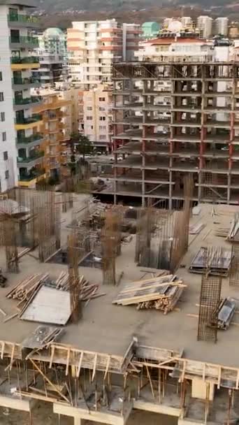 Získejte Exkluzivní Vertikální Video Pohled Výstavby Krásných Domů Malebném Pobřeží — Stock video