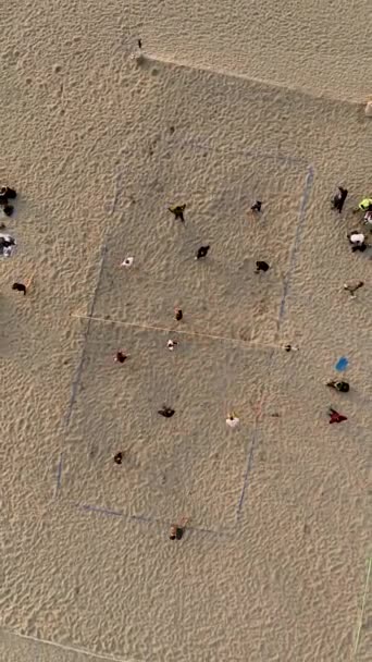 Podívejte Energické Plážový Volejbal Hry Konají Jako Den Přechody Soumraku — Stock video
