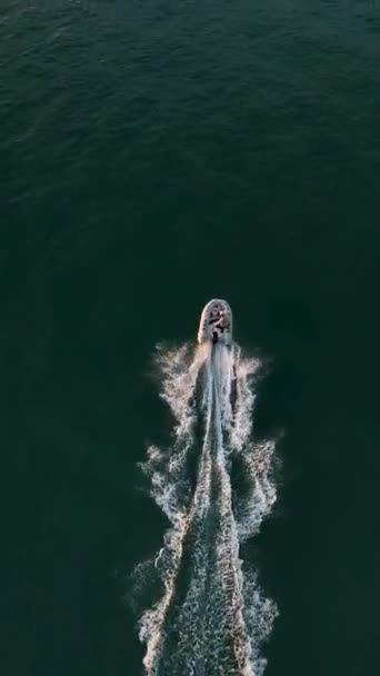 Büyüleyici Dikey Videoda Gün Batımında Şişme Bir Teknenin Büyüleyici Yolculuğunu — Stok video