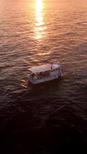 Experimente Serenidade Tranquila Como Barco Pesca Desliza Graciosamente Sobre Águas — Vídeo de Stock