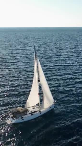 见证了一艘游艇沿着地中海海岸航行的壮丽景象 伴随着一架无人驾驶飞机在这一垂直视频中拍摄的电影镜头 — 图库视频影像