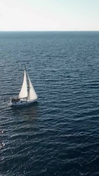 在这个垂直的视频中 无人驾驶飞机在空中追逐着一艘驶向地中海沿岸港口的游艇惊心动魄的旅程 — 图库视频影像