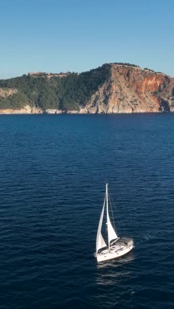 当一艘游艇驶向迷人的地中海海岸的港口时 展开了一场海滨探险 在这个垂直的视频中以电影的形式拍摄 — 图库视频影像