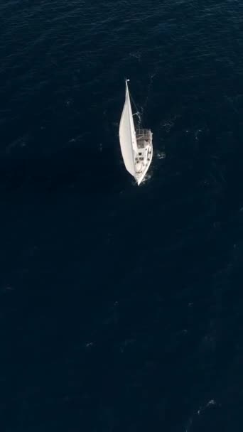 Dikey Videoda Sinematik Bir Cazibeyle Çekilen Hayranlık Uyandıran Akdeniz Kıyısındaki — Stok video