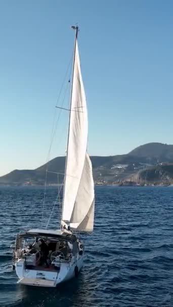 在这个迷人的垂直视频中 飘扬在海面之上 欣赏着一艘驶向地中海港口的游艇的优雅优雅优雅 — 图库视频影像