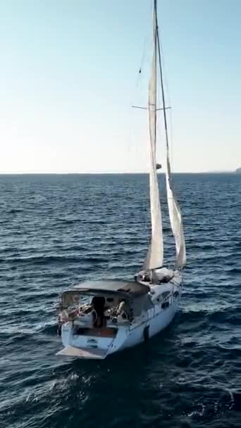 Bir Yat Zarif Bir Şekilde Akdeniz Limanına Doğru Yelken Açarken — Stok video