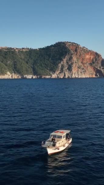 Unisciti Alla Barca Pesca Emozionante Avventura Aerea Mentre Esplora Splendida — Video Stock