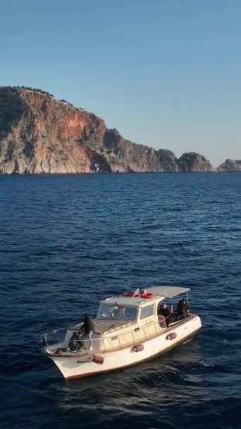 釣り船として海の静けさと美しさを体験してくださいこの垂直ビデオでは 魅惑的な地中海沿岸に沿って滑ります — ストック動画
