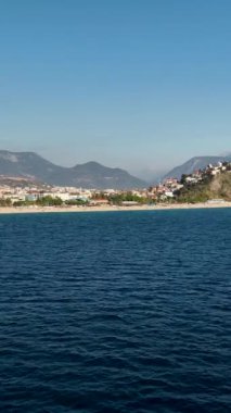 Dalgaların üzerinde süzülür ve bu dikey videoda Akdeniz kıyılarında yüzen bir balıkçı teknesinin nefes kesici görüntüsünü yakalar..