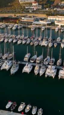 Güzel bir günde Alanyas limanına yanaşan yatlar, bu dikey videoda güzelliği yukarıdan yakalıyor..