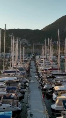 Bu dikey videoda Alanyas limanındaki muhteşem manzarayı renkli bir günbatımı gökyüzünün arka planına bakarak yaşayın..