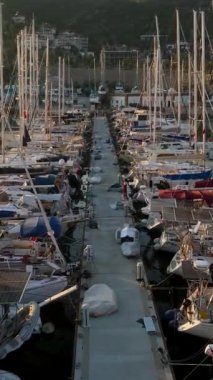 Yatlar Alanyas limanında zarif bir şekilde dans ederken hareketin senfonisine tanık olun, bu dikey videoda havadan onların zarafetini yakalayın..