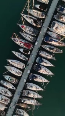 Yatlar Alanyas limanında dinlenirken, sakin bir atmosfere dalıp bu dikey videoda huzur veren güzelliği yakalayın..