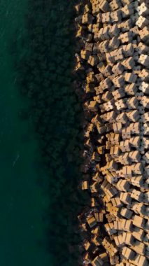 Yukarıda süzülürken, Akdeniz kıyılarının güzelliğini bu dikey videoda yakalamanız hayret verici..