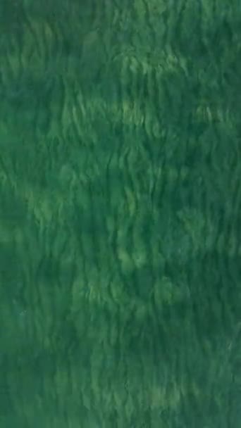 Ervaar Serene Schoonheid Van Betoverende Zeewatertextuur Goudkleurig Zand Zoals Vastgelegd — Stockvideo
