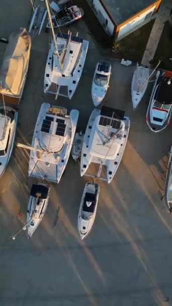 在美丽的一天 当游艇在阿拉尼亚斯海港休息时 你可以感受到欢乐的气氛 在这个垂直的视频中 你可以从空中看到宁静的美丽 — 图库视频影像