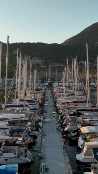 Zažijte Nádherný Pohled Jachty Odpočívající Přístavu Alanyas Pozadí Barevného Západu — Stock video