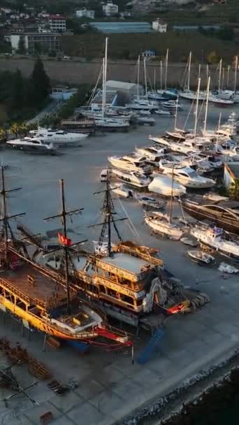 Погрузитесь Прибрежную Элегантность Морского Порта Аланиас Потрясающей Экспозицией Пришвартованных Яхт — стоковое видео