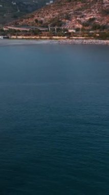 Mediterr 'in nefes kesici manzarasına tanıklık ederken sahile bir kaçış deneyimi yaşayın.