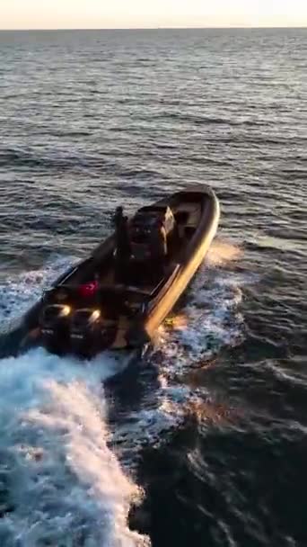 Erleben Sie Die Ultimative Küstenflucht Während Ein Luxus Sportboot Den — Stockvideo