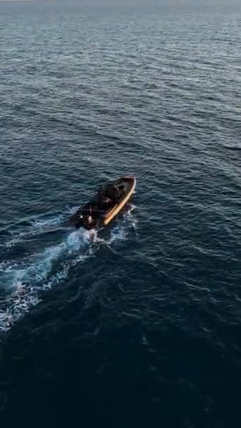Піднятися Над Горизонтом Побачити Захоплюючий Вид Розкішний Спортивний Човен Пливе — стокове відео