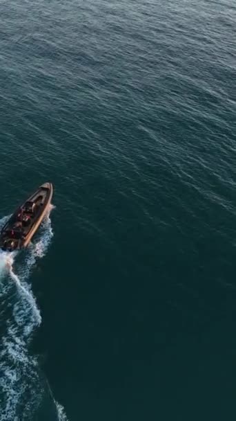 Пориньте Спокійну Красу Морського Пейзажу Розкішний Спортивний Човен Пливе Заході — стокове відео