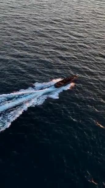 Втеча Узбережжя Розкішний Спортивний Човен Вирушає Під Час Заходу Сонця — стокове відео
