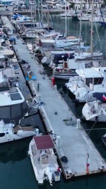 Yatların zarafeti Alanyas limanında, bu dikey videoda canlı bir günbatımı ile aydınlatılan bir hava macerasına binin..