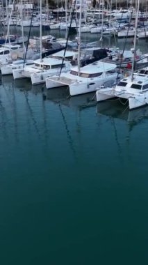 Sahil şehrinden yükselin ve günbatımında yatlarla Alanyas limanının manzarasına hayran olun, bu dikey videoda gösterilmiştir..