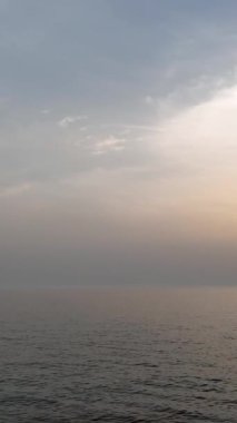 Bir hava cennetine adım atın ve bu dikey videoda Akdeniz kıyılarının nefes kesici güzelliğini keşfedin..