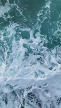 Bu dikey videoda deniz suyunun büyüleyici dokusunu yakalayan durağan görüntüyü keşfedin..