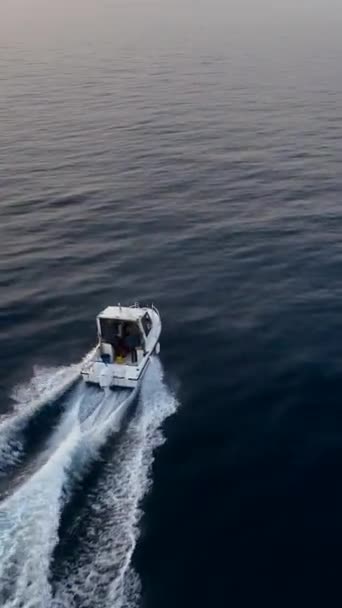 Genießen Sie Die Ruhige Atmosphäre Während Sich Ein Weißes Boot — Stockvideo