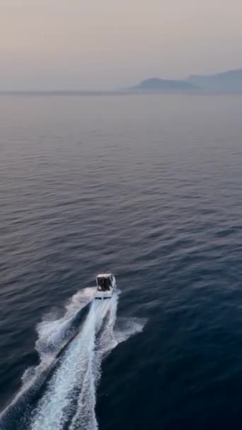 Пориньте Спокійну Красу Білий Човен Вирушає Спокійну Морську Подорож Прорізаючи — стокове відео