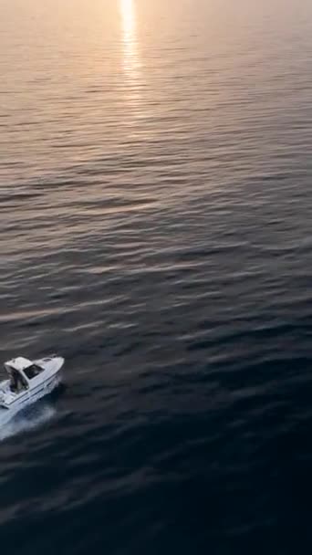 Zweef Boven Het Zeegezicht Bewonder Prachtige Zeetocht Van Een Witte — Stockvideo